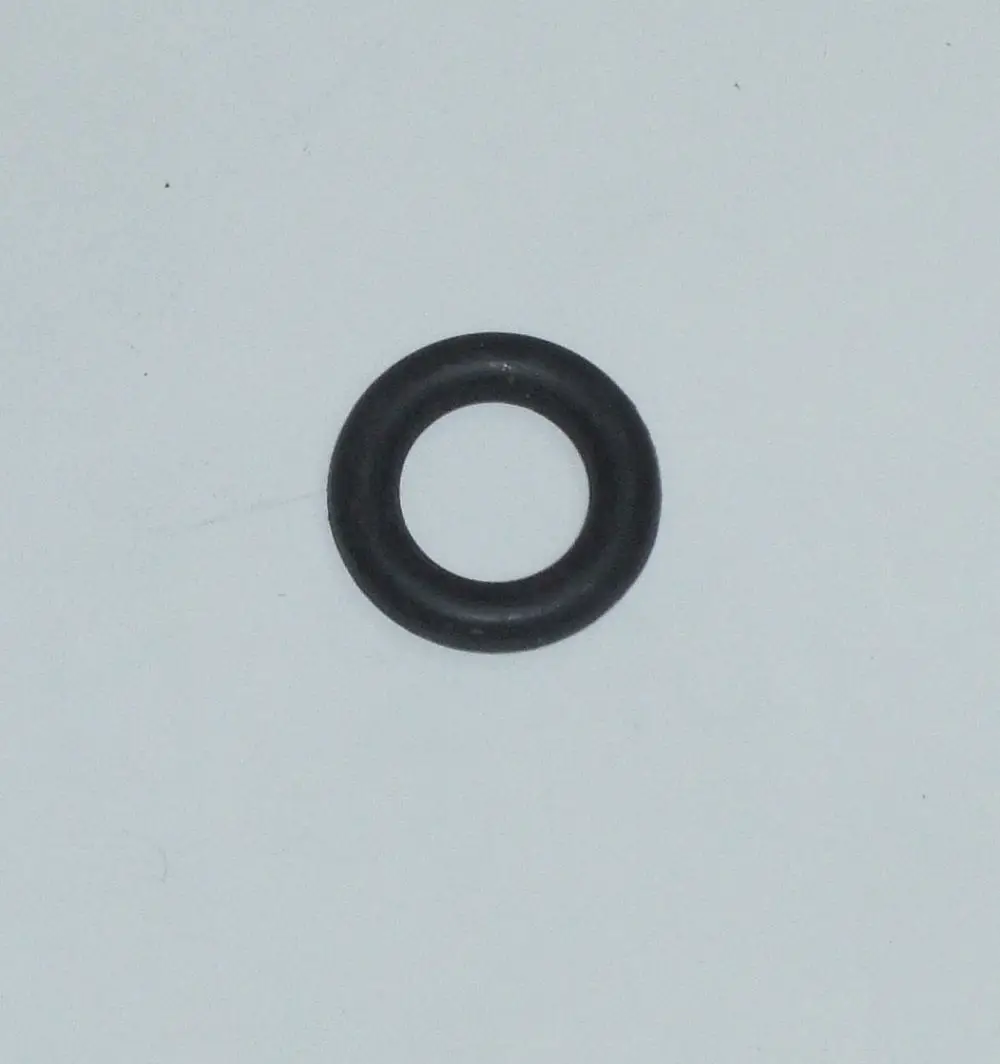 Schwarzer O-Ring auf hellem Hintergrund, wahrscheinlich für DAIKIN-Produkte, dient zur Abdichtung in Anwendungen wie Heiz- oder Kühlsystemen.